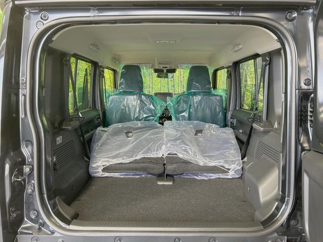 ���i�̂���������ʋ΁A���}���ɏ\���ȉ׎��X�y�[�X���m�ۂ��Ă���܂��B�Z�J���h�V�[�g��|���ƁA�傫�ȉו��̐ύڂ��\�ł���