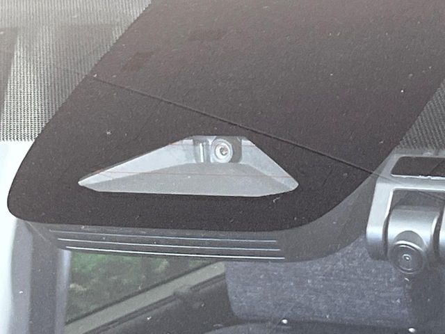 【トヨタセーフティセンス】走行中に前方の車両等を認識し、衝突しそうな時は警報とブレーキで衝突回避と被害軽減をアシスト。より安全にドライブをお楽しみいただけます。