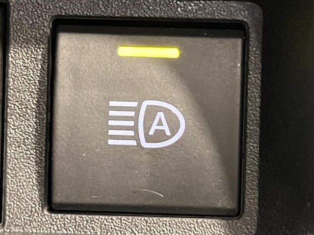 【オートマチックハイビーム】夜間の安全走行に役立つ便利な機能!先行車や対向車を検知し、ハイビームとロービームを自動で切り替えてくれます♪