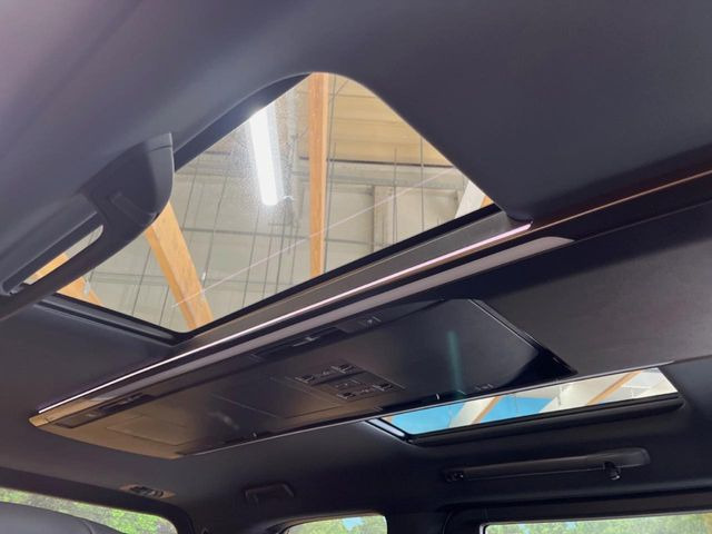 【左右独立ムーンルーフ】2列目左右席にそれぞれ配置されたガラスルーフ!日差しに合わせて片側だけシェードを閉めることも可能です!