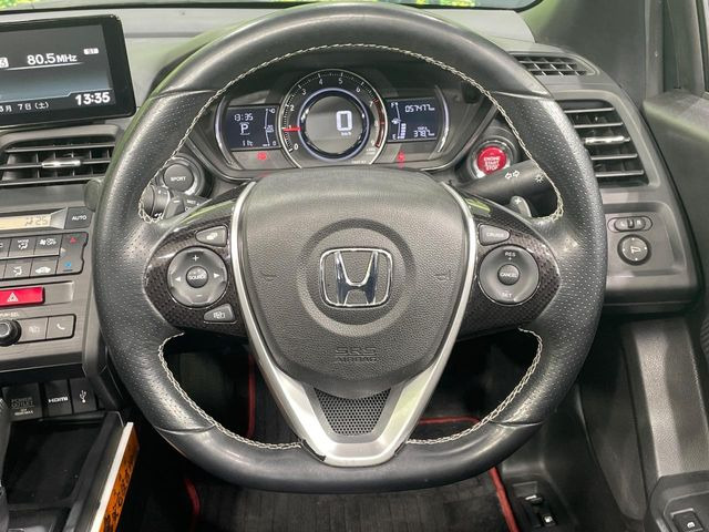 �y�����v�����X�e�A�����O�z�㎿�Ȋv���g�p���邱�ƂŁA��ɂ����������݂ƂĂ��^�]���₷���n���h���ł���