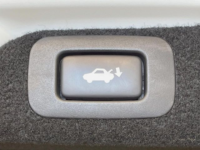 【パワートランクリッド】運転席のボタンを押すだけでリアゲートが自動で開閉します!荷物を持っている時や、高い位置にあるバックドアを閉める際に便利な機能です♪