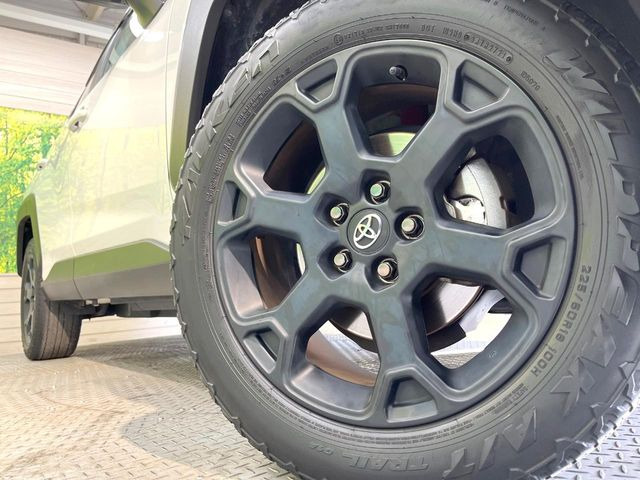 【純正アルミホイール】外観にマッチした純正アルミホイールを装着しております。各種社外アルミホイールや、スタッドレスタイヤも取扱いしております。是非ご相談ください♪