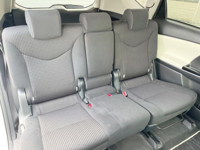 後部座席も気になるようなキズ・汚れやへたり等、大きなダメージはなく、良好な状態です。
