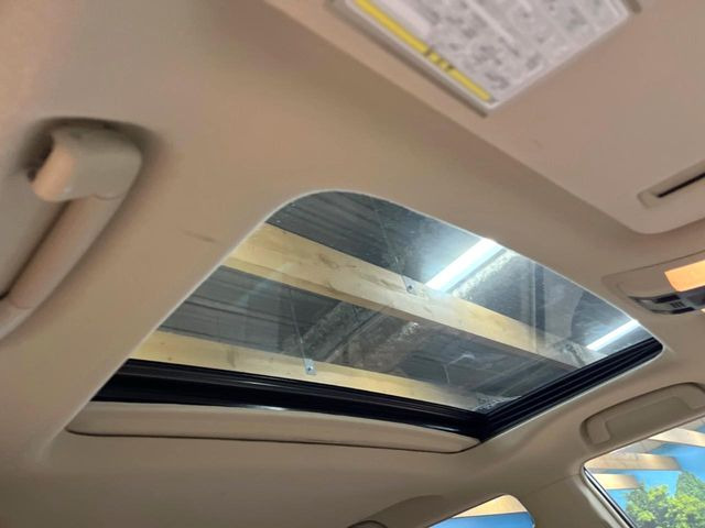 【サンルーフ】開放感たっぷりの希少装備、サンルーフが装着されています!車内に明かりを取り入れたり景色を楽しむ以外にも、車内の空気も簡単に換気できて快適です!