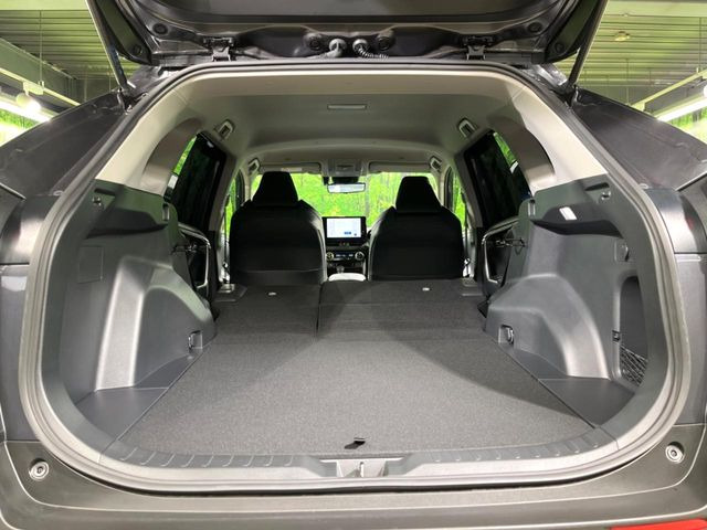 積み下ろしのしやすいデッキにはたっぷりと荷物を積み込んでいただけます。遊びから仕事まで、様々なシーンで頼れます♪