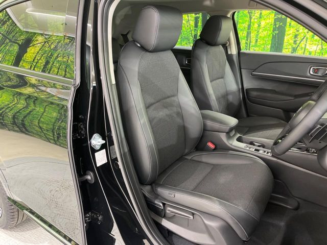 【ハーフレザーシート】高級感と座り心地を両立した人気のシート♪背面・座面のファブリック素材は、通気性の良さや滑りにくさに優れています。気温や服装に左右されず快適にお乗りいただけます。