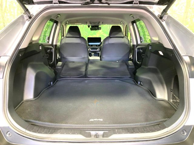 後席を格納すると、これだけの広さが!シーンに合わせたシートアレンジで、大きな荷物も積むことが出来ます♪