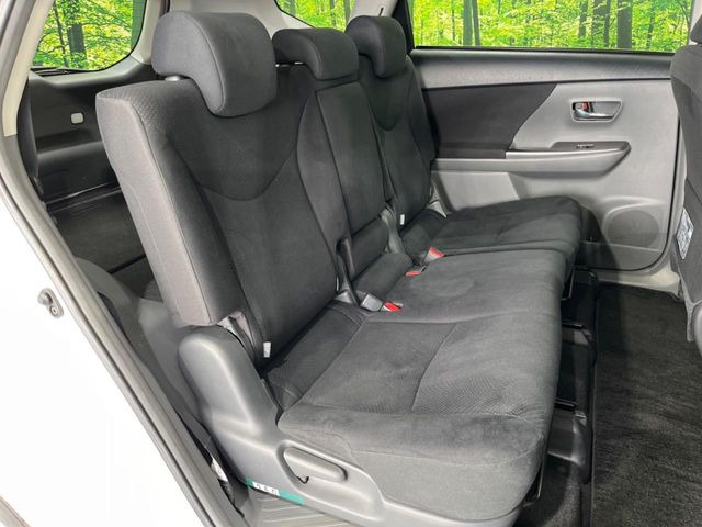 広々とした2列目シートは居住性が高く、居心地も快適!友達や家族とのお出かけにぴったりです。ベビーシートやチャイルドシート使用時も快適にお過ごしいただける十分な空間を確保しています。