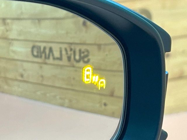 【ブラインドスポットモニター】走行中、ドアミラーの死角になりやすい箇所に後続車が接近するとサイドミラーのレンズに警告を表示!ドライバーに注意喚起をしてくれます。