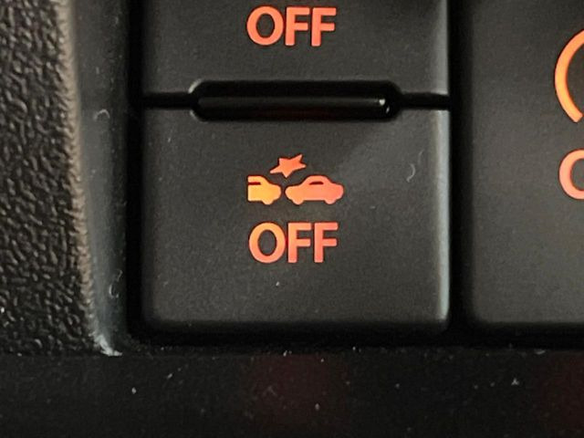 【スズキ セーフティサポート】走行中に前方の車両等を認識し、衝突しそうな時は警報とブレーキで衝突回避と被害軽減をアシスト。より安全にドライブをお楽しみいただけます。