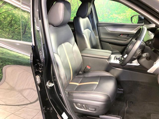 【黒革シート】上質な本革を使用し、高級感あふれる黒革シート。常に体に触れる部分だから、座り心地の良さにはこだわりたいですね♪汚れの付着や劣化を抑制する内装コーティング施工もおススメですよ♪