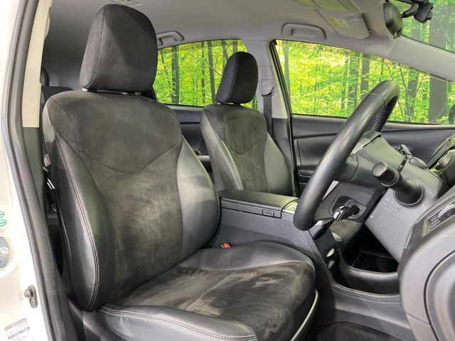 【ハーフレザーシート】高級感と座り心地を両立した人気のシート♪背面・座面のファブリック素材は、通気性の良さや滑りにくさに優れています。気温や服装に左右されず快適にお乗りいただけます。