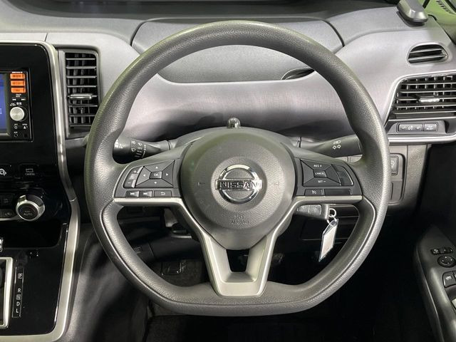 �C���e���A�ɍ��킹���f�U�C���̃X�e�A�����O�́A�^�]�������̂��Ƃ��l���A�^�]���₷���`��A�傫���ł��B�����x�A���ۂɐG���Ă��m���߂��������B