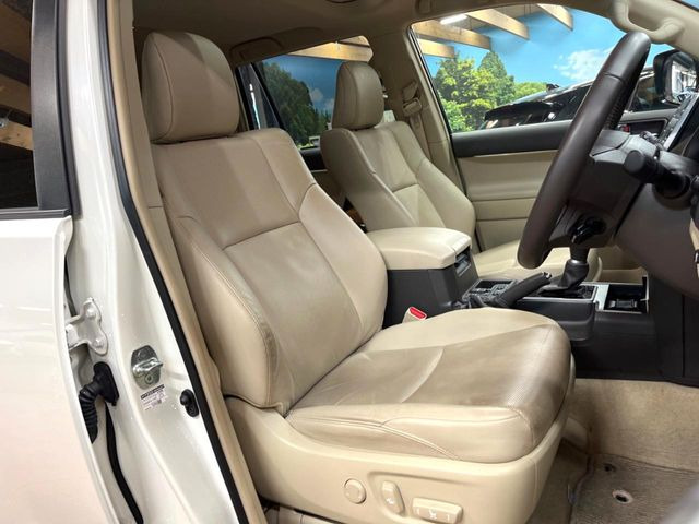 【ベージュレザーシート】デザイン性が高く、高級感のあるベージュ革シート。常に体に触れる部分だから、座り心地の良さにはこだわりたいですね♪汚れの付着や劣化を抑制する内装コーティング施工もおススメですよ♪