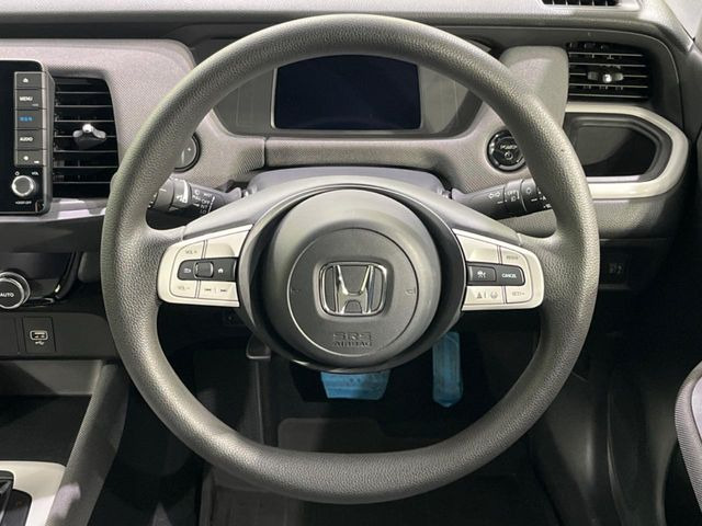 インテリアに合わせたデザインのステアリングは、運転される方のことも考え、運転しやすい形状、大きさです。是非一度、実際に触ってお確かめください。