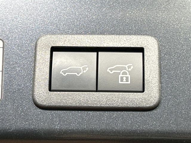 【パワーバックドア】スマートキーや運転席のボタンを押すだけでリアゲートが自動で開閉します!荷物を持っている時や、高い位置にあるバックドアを閉める際に便利な機能です♪