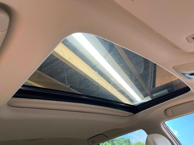 【サンルーフ】開放感たっぷりの希少装備、サンルーフが装着されています!車内に明かりを取り入れたり景色を楽しむ以外にも、車内の空気も簡単に換気できて快適です!