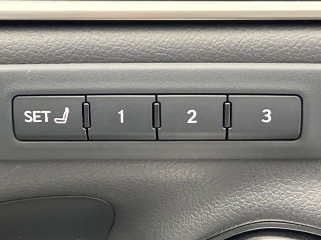 【メモリー機能付きパワーシート】ドライバーごとに設定したシート位置を記憶して、ボタン一つで切り替えできる便利な機能!運転する方が複数名いらっしゃるご家庭におすすめです♪