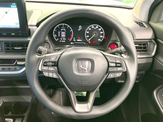 【パドルシフト】ハンドルから手を離さずに素早くシフトアップ&ダウンができるので、エンジンブレーキを使う下り坂や高速道路の合流で加速したい場面で役立ちます。