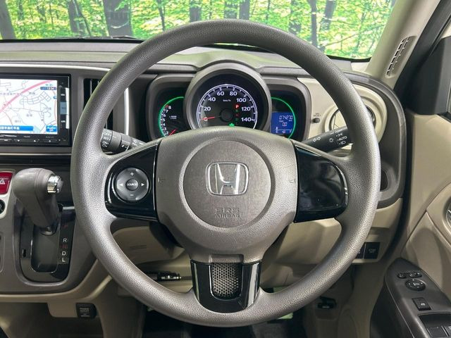 �C���e���A�ɍ��킹���f�U�C���̃X�e�A�����O�́A�^�]�������̂��Ƃ��l���A�^�]���₷���`��A�傫���ł��B�����x�A���ۂɐG���Ă��m���߂��������B