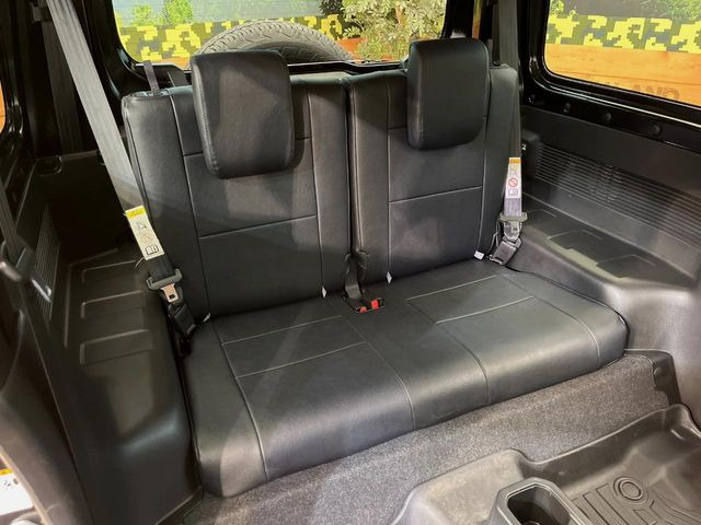 後部座席も気になるようなキズ・汚れやへたり等、大きなダメージはなく、良好な状態です。