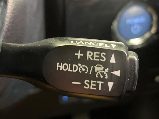 【レーダークルーズコントロール】高速道路での長距離走行が楽に!!自動で速度を保つクルーズコントロールが、衝突軽減システムと連携し、前方の車両を感知して車間を保つように速度調節してくれます!!