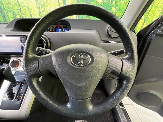 �C���e���A�ɍ��킹���f�U�C���̃X�e�A�����O�́A�^�]�������̂��Ƃ��l���A�^�]���₷���`��A�傫���ł��B�����x�A���ۂɐG���Ă��m���߂��������B