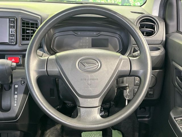 �C���e���A�ɍ��킹���f�U�C���̃X�e�A�����O�́A�^�]�������̂��Ƃ��l���A�^�]���₷���`��A�傫���ł��B�����x�A���ۂɐG���Ă��m���߂��������B