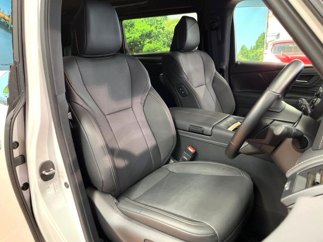 【合皮レザーシート】汚れのふき取りが容易でメンテナンスもが簡単な、機能性に優れる合成皮革を採用した上質なシートです。座り心地もよく、高級感あふれる心地良い車内空間を演出してくれます。