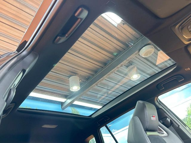 【パノラマルーフ】大型のガラスルーフ搭載で車内の解放感が一気にアップ!開放的なドライブをお楽しみいただけます。