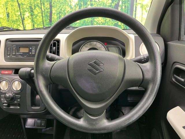 �C���e���A�ɍ��킹���f�U�C���̃X�e�A�����O�́A�^�]�������̂��Ƃ��l���A�^�]���₷���`��A�傫���ł��B�����x�A���ۂɐG���Ă��m���߂��������B