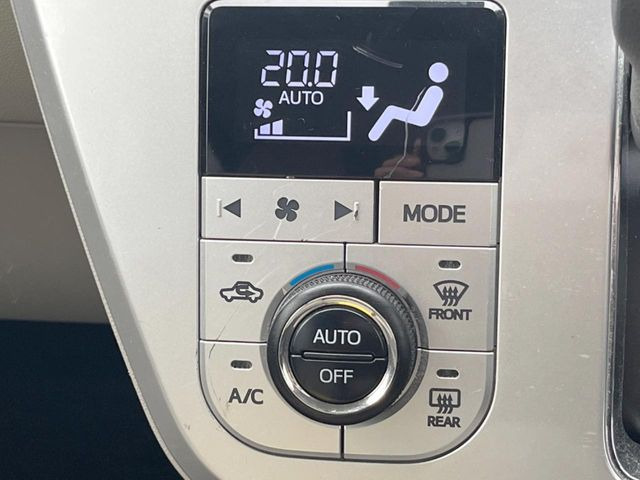 【オートエアコン】一度お好みの温度に設定すれば、車内の温度を検知し風量や温度を自動で調整。暑い&hellip;寒い&hellip;と何度もスイッチ操作をする必要はありません。快適な車内空間には必須の機能ですね♪