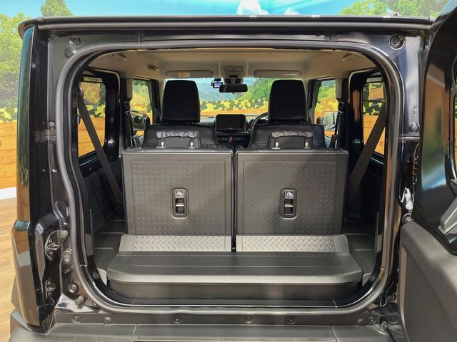普段のお買い物や通勤、送迎等に十分な荷室スペースを確保しております。セカンドシートを倒すと、大きな荷物の積載も可能です♪