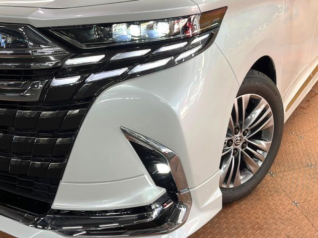 【三眼LEDヘッドライト】スタイリッシュな見た目の三眼LEDヘッドライトを装備♪スタイルだけでなく、夜間の走行も視界良好で安心してお乗りいただけます。