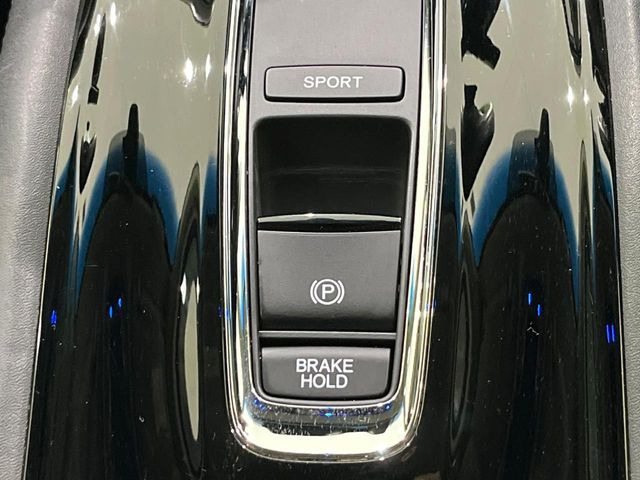 【オートブレーキホールド】信号待ちや渋滞で停車時にブレーキから足を離しても、停止状態を保持してくれます。前進するときはアクセルを踏めば自動で解除されるので安心♪街乗り運転が楽になります♪