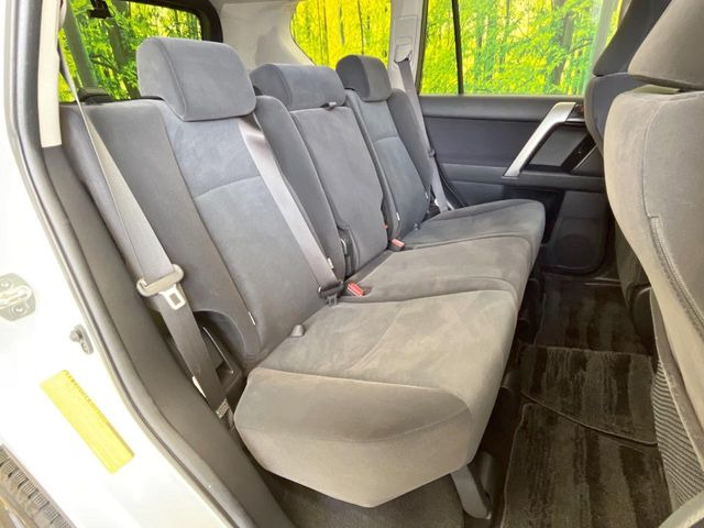 後部座席も気になるようなキズ・汚れやへたり等、大きなダメージはなく、良好な状態です。