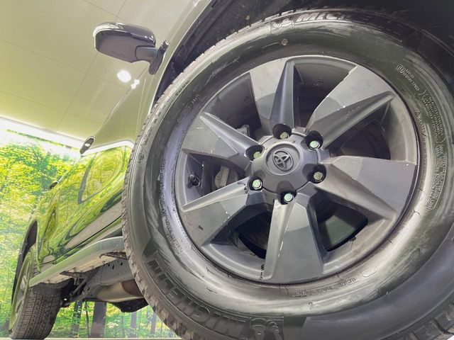 外観にマッチした純正アルミホイールを装着しております。各種社外アルミホイールや、スタッドレスタイヤも取扱いしております。是非ご相談ください♪