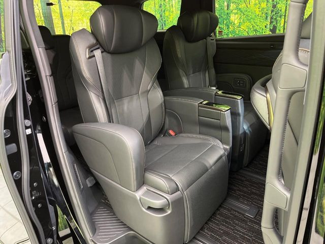 後部座席も気になるようなキズ・汚れやへたり等、大きなダメージはなく、良好な状態です。