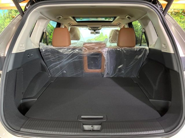 ���i�̂���������ʋ΁A���}���ɏ\���ȉ׎��X�y�[�X���m�ۂ��Ă���܂��B�Z�J���h�V�[�g��|���ƁA�傫�ȉו��̐ύڂ��\�ł���