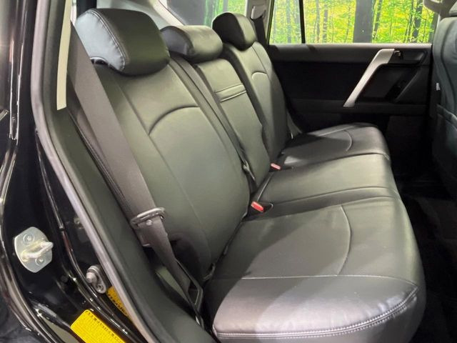 後部座席も気になるようなキズ・汚れやへたり等、大きなダメージはなく、良好な状態です。