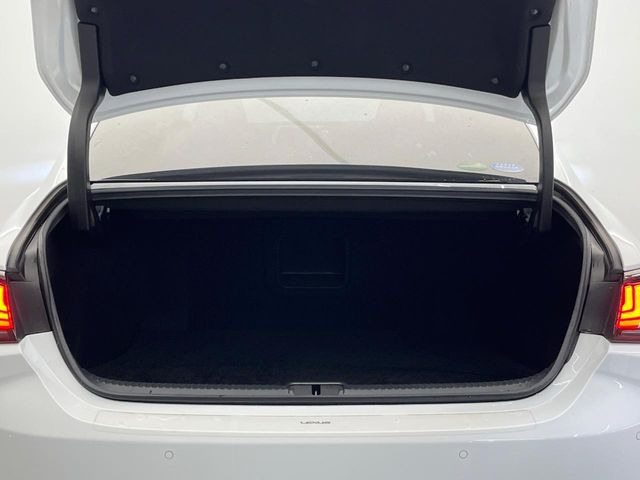 積み下ろしのしやすいデッキにはたっぷりと荷物を積み込んでいただけます。遊びから仕事まで、様々なシーンで頼れます♪