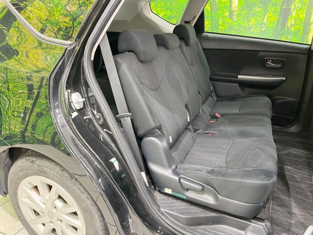 広々とした2列目シートは居住性が高く、居心地も快適!友達や家族とのお出かけにぴったりです。ベビーシートやチャイルドシート使用時も快適にお過ごしいただける十分な空間を確保しています。