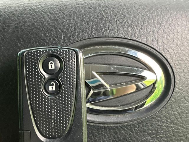 【キーフリーシステム】カバンやポケットに入れたままでもドアの施錠・解錠が可能なスマートキーを装備。エンジンのオン・オフ時もカギを取り出す必要が無いからとっても便利です♪