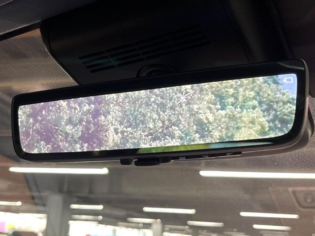 【デジタルインナーミラー】後席の大きな荷物や同乗者で後方が確認しづらい時でも安心!カメラが撮影した車両後方の映像をルームミラー内に表示。クリアな視界で状況の確認が可能です!