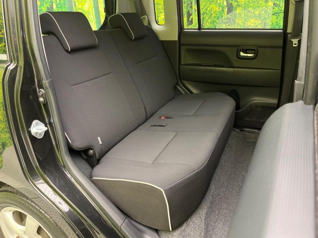 後部座席も気になるようなキズ・汚れやへたり等、大きなダメージはなく、良好な状態です。