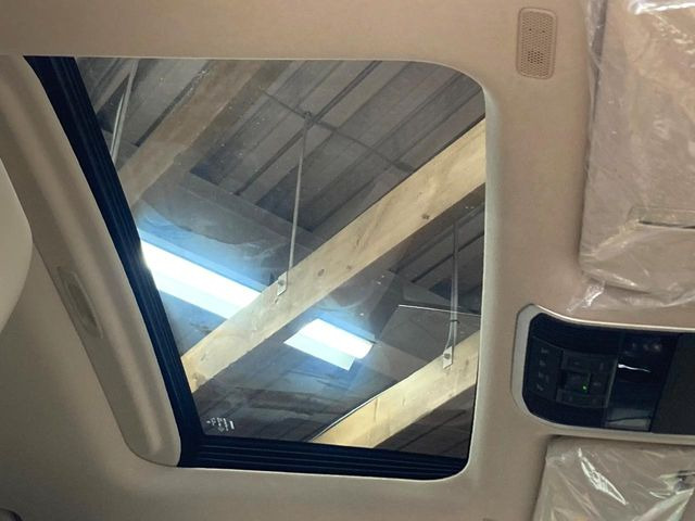 【サンルーフ】開放感たっぷりの希少装備、サンルーフが装着されています!車内に明かりを取り入れたり景色を楽しむ以外にも、車内の空気も簡単に換気できて快適です!