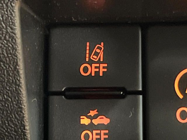 【車線逸脱抑制機能】高速道路走行時、車線からはみ出しそうな時にステアリングを制御し車線内を走行する様にアシスト。より安全な運転をサポートしてくれます!