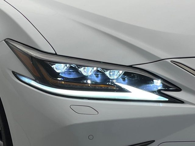 【三眼LEDヘッドライト】スタイリッシュな見た目の三眼LEDヘッドライトを装備♪スタイルだけでなく、夜間の走行も視界良好で安心してお乗りいただけます。