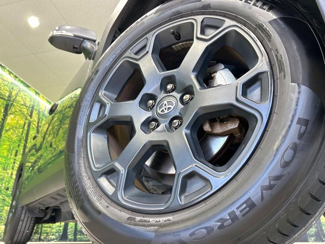 【純正18インチアルミホイール】外観にマッチした純正アルミホイールを装着しております。各種社外アルミホイールや、スタッドレスタイヤも取扱いしております。是非ご相談ください♪